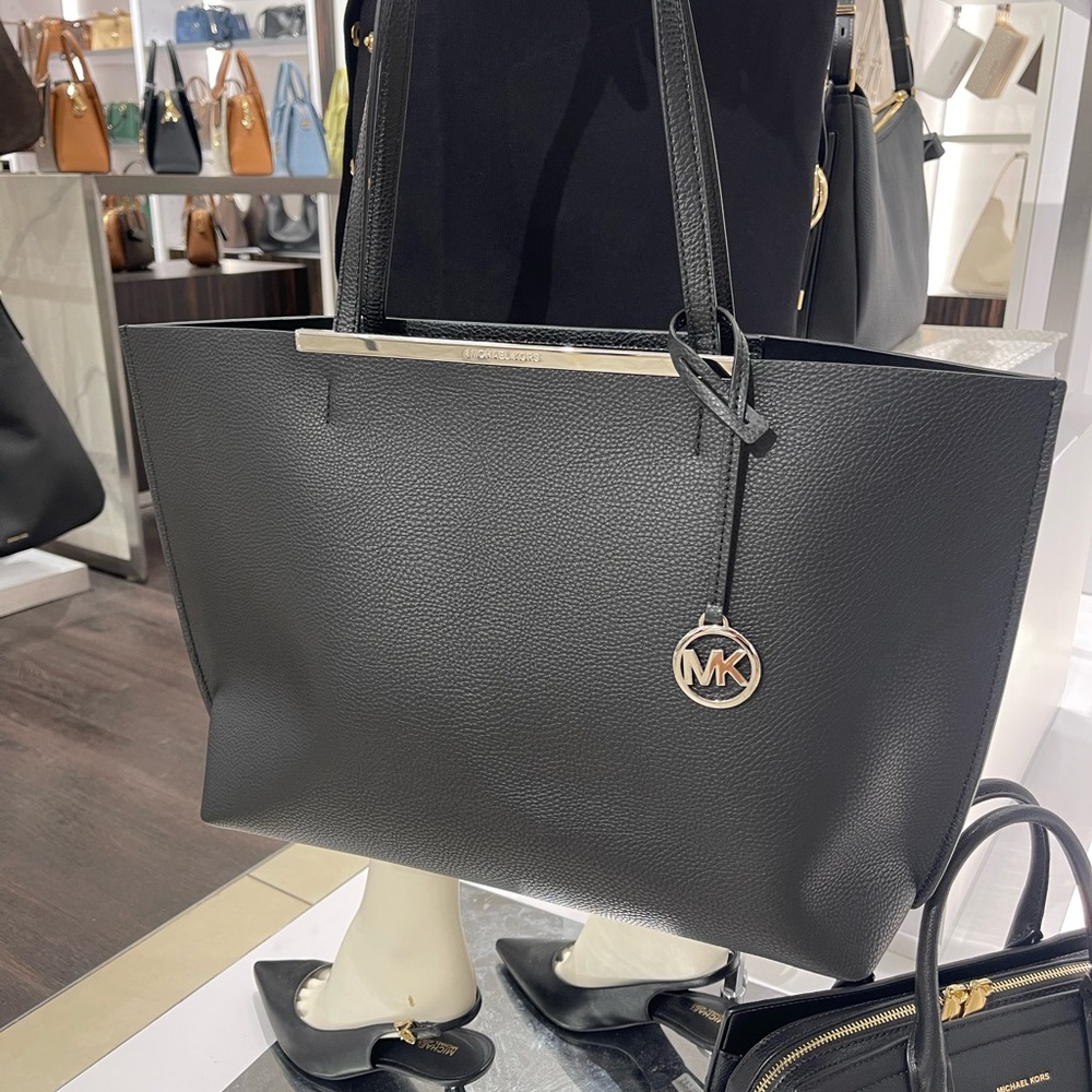 MICHAEL KORS
Evelyn Large EW Top Zip Shoulder Tote Bag 
Black 
NWT 

Live Style - Picture 14 of 16